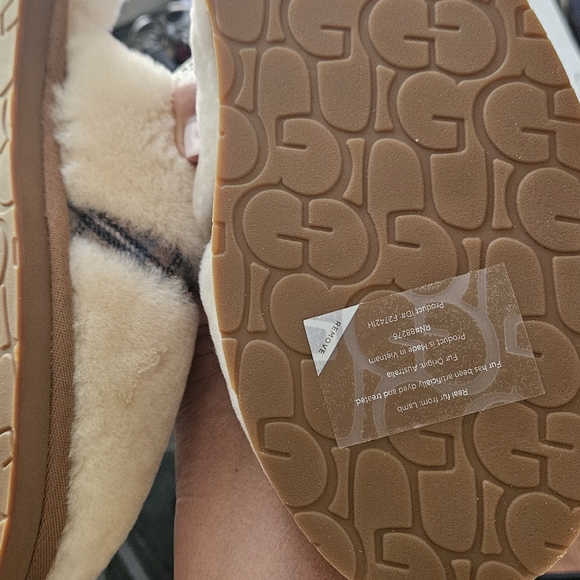 *NEW* Uggs Slippers - Picture 2 of 2